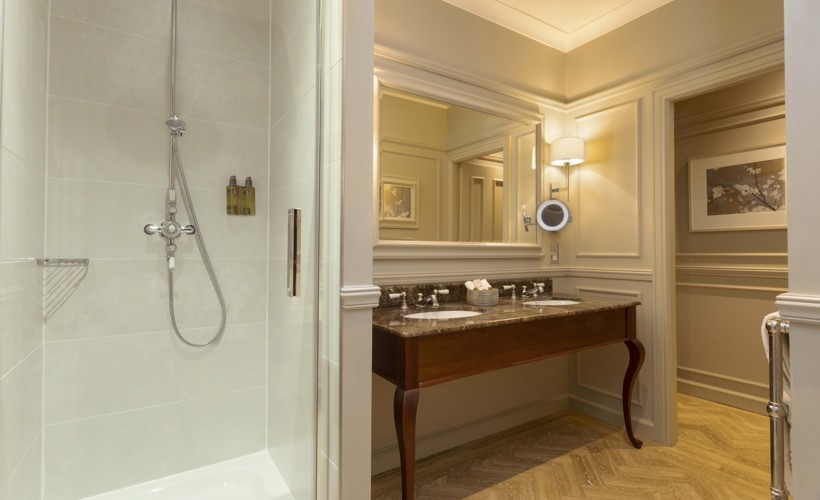 Thainstone House Suite Bathroom