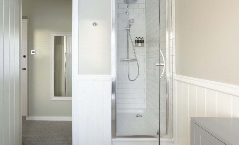Balmoral Arms Feature Room Bathroom