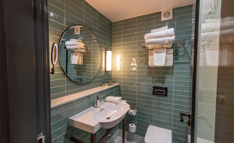 Dunkeld House Hotel Room 221 Classic Twin Room Bathroom (1)