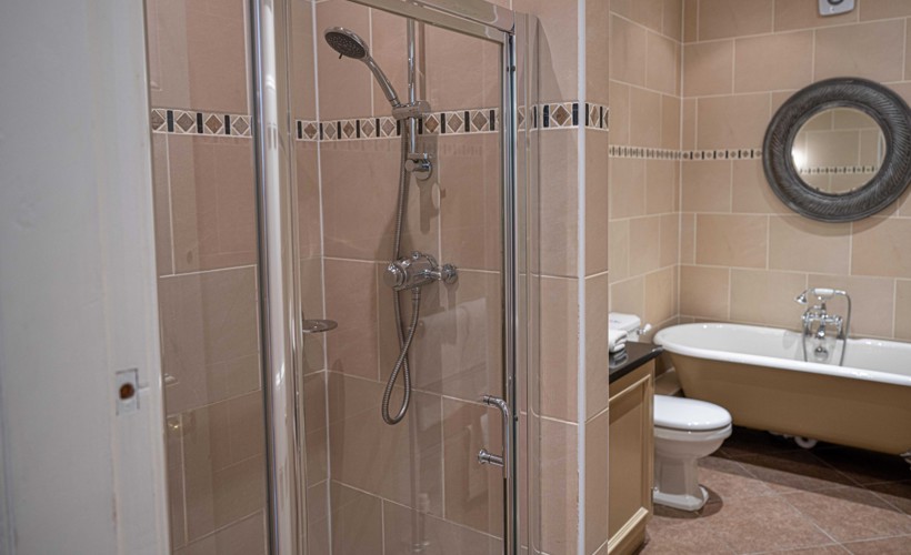 Dukes Suite Bath And Walk In Shower